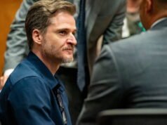 dia menggoda rekan kerjanya melalui pesan, dia mencoba membunuhnya sambil berjalan