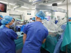 Ayah Lily-Jeanne, yang mengalami luka bakar parah, menghabiskan tiga bulan di samping tempat tidurnya