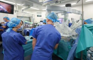 Ayah Lily-Jeanne, yang mengalami luka bakar parah, menghabiskan tiga bulan di samping tempat tidurnya