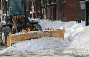 Tidak biasa. Karena dia tidak puas dengan pembersihan salju, dia membawa balok-balok es yang besar ke balai kota