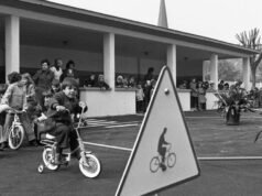 Cerita dari tahun 1976. 50 tahun yang lalu di Strasbourg, gedung pengadilan sedang dibangun dan kawasan pejalan kaki