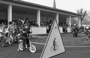 Cerita dari tahun 1976. 50 tahun yang lalu di Strasbourg, gedung pengadilan sedang dibangun dan kawasan pejalan kaki