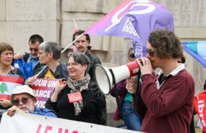 sekitar tiga puluh orang berkumpul “menentang perang di Iran dan Lebanon dan menentang kenaikan harga bahan bakar”