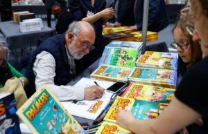 tur berpemandu dalam gambar di lorong Forum Buku