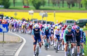 Penyalahgunaan. Masih tidak ada jalan keluar ketika Anda mendekati jalan berbatu pertama: ikuti Paris-Roubaix edisi ke-123