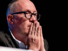 presiden kotamadya dihadapkan pada penyelidik untuk pertama kalinya