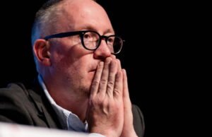 presiden kotamadya dihadapkan pada penyelidik untuk pertama kalinya