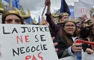 Pengacara turun ke jalan untuk menentang pengakuan bersalah