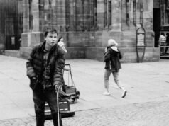 Strasbourg. Seorang pengamen jalanan yang buta mengecam pencurian koin yang diberikan kepadanya oleh orang yang lewat