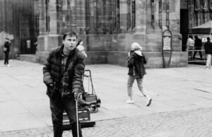 Strasbourg. Seorang pengamen jalanan yang buta mengecam pencurian koin yang diberikan kepadanya oleh orang yang lewat