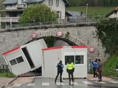 Haute-Savoie. Sebuah truk terjebak lagi di bawah jembatan di Saint-Gervais dan menghalangi RD 902