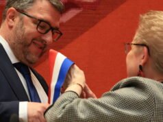 tim asisten, diterjemahkan menjadi lima poin oleh kepala strategi