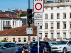 Kebijakan. Majelis Umum mengadopsi undang-undang penyederhanaan dan penghapusan ZFE, zona rendah emisi