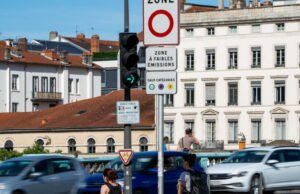 Kebijakan. Majelis Umum mengadopsi undang-undang penyederhanaan dan penghapusan ZFE, zona rendah emisi