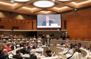 Eurometropolis Strasbourg. Siapa yang akan duduk di sebelah siapa? Setidaknya enam kelompok di ruang pertemuan