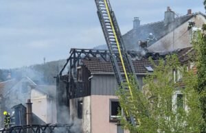 bangunan yang tidak layak huni dan sangat mengganggu lalu lintas