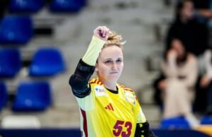 Bola tangan. Léa Fargues, penjaga gawang ATH dari Strasbourg, melakukan debutnya untuk tim Prancis