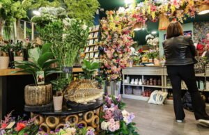 Perusahaan. Sébastien Lecornu mengumumkan bahwa pembuat roti dan toko bunga independen dapat membuka pintunya mulai 1 Mei