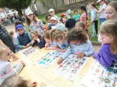 hampir 150 anak mengambil bagian dalam perburuan harta karun yang besar dan unik untuk menemukan “rahasia bunga bakung”.