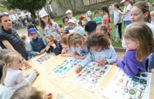 hampir 150 anak mengambil bagian dalam perburuan harta karun yang besar dan unik untuk menemukan “rahasia bunga bakung”.