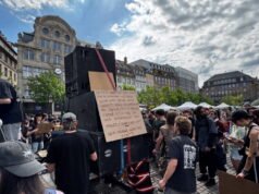 Place Kléber, sekitar 250 orang menentang penindasan terhadap partai bebas