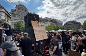 Place Kléber, sekitar 250 orang menentang penindasan terhadap partai bebas