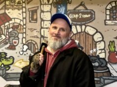 pandai besi, dia membuat pisau dengan tangan dari peralatan ski dan papan seluncur salju daur ulang