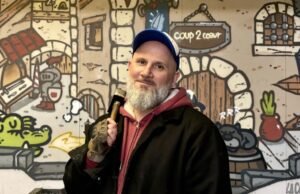 pandai besi, dia membuat pisau dengan tangan dari peralatan ski dan papan seluncur salju daur ulang