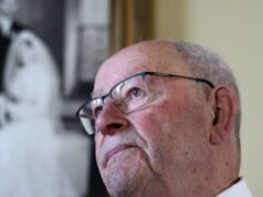 ketika seorang anak bertemu dengan pemimpin SS kamp konsentrasi di supermarket keluarga