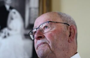 ketika seorang anak bertemu dengan pemimpin SS kamp konsentrasi di supermarket keluarga