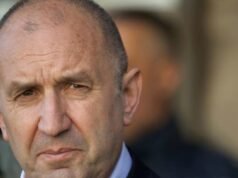 Bulgaria. Koalisi mantan Presiden Radev sebagian besar memimpin pemilihan parlemen