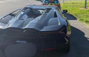 Haute-Savoie. Dicegat dengan kecepatan 206 km/jam di jalan berkecepatan 110 km/jam, sebuah Lamborghini berakhir di pound