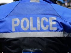 seorang pria mengejar anak-anak bersenjatakan pistol