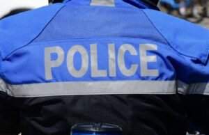 seorang pria mengejar anak-anak bersenjatakan pistol