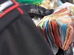 Italia. Dia secara tidak sengaja membuang 7.000 euro ke tempat sampah, dan truk pun pergi bersamanya