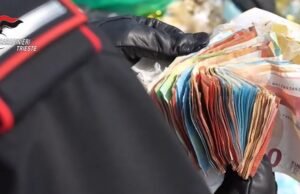 Italia. Dia secara tidak sengaja membuang 7.000 euro ke tempat sampah, dan truk pun pergi bersamanya