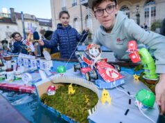 perahu Champs Golot mengapung di alun-alun di depan balai kota