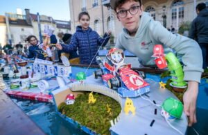 perahu Champs Golot mengapung di alun-alun di depan balai kota
