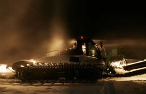 para pencuri pergi dengan sepatu kets, polisi menangkap mereka menggunakan bajak salju