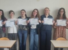 Altkirch. Ketika siswa sekolah menengah menguraikan adat istiadat dan adat istiadat Perancis-Jerman seperti Arte