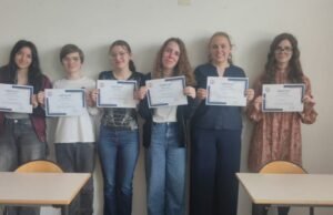 Altkirch. Ketika siswa sekolah menengah menguraikan adat istiadat dan adat istiadat Perancis-Jerman seperti Arte