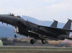 seorang pilot mengambil foto dengan ponselnya selama penerbangan