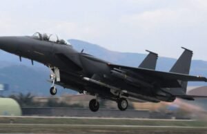 seorang pilot mengambil foto dengan ponselnya selama penerbangan