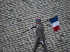 Alami perang di Timur Tengah. Prancis memberikan penghormatan kepada tentaranya yang hilang, dan diharapkan terjadi pembicaraan antara Israel dan Lebanon