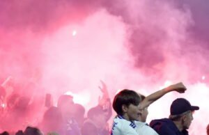 Sepak bola. Setelah berminggu-minggu terjadi pertentangan, sekarang saatnya rekonsiliasi antara Racing Club de Strasbourg dan pendukungnya