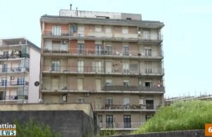 Italia. Seorang ibu melemparkan dirinya dari balkon bersama ketiga anaknya, hanya satu gadis kecil yang selamat