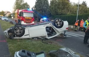 sebuah mobil di atapnya, dua penumpangnya dibebaskan