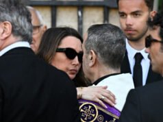 Penghilangan hidup. Pemakaman Nathalie Baye: peti mati berwarna putih, seperti milik Johnny