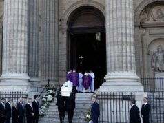 Penghilangan hidup. Pemakaman Nathalie Baye: peti mati putih, sama seperti Johnny, “cinta dalam hidupnya”