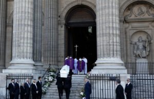 Penghilangan hidup. Pemakaman Nathalie Baye: peti mati putih, sama seperti Johnny, “cinta dalam hidupnya”